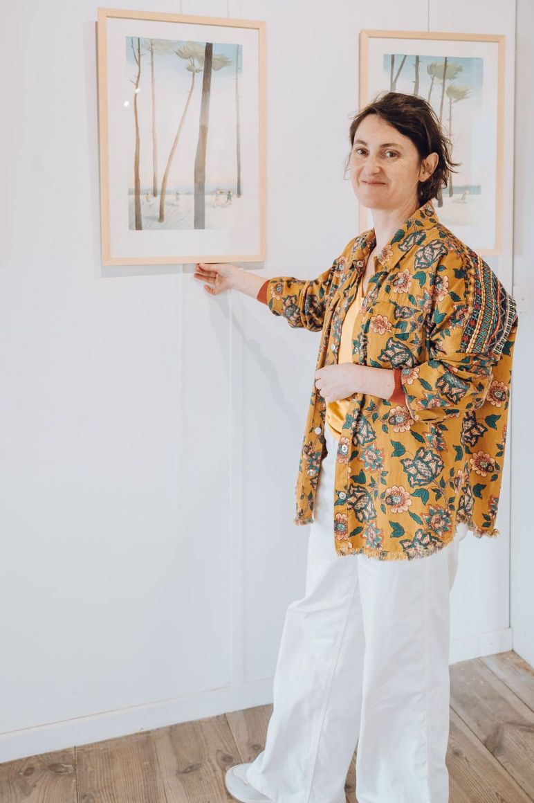 L'artiste Marjolaine Faure devant ses aquarelles